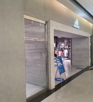 CHUỖI THƯƠNG HIỆU ADIDAS LANDMARK81 - HIỆU ỨNG BÊ TÔNG