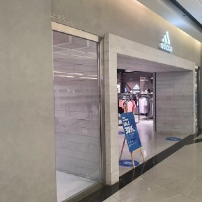 CHUỖI THƯƠNG HIỆU ADIDAS LANDMARK81 - HIỆU ỨNG BÊ TÔNG